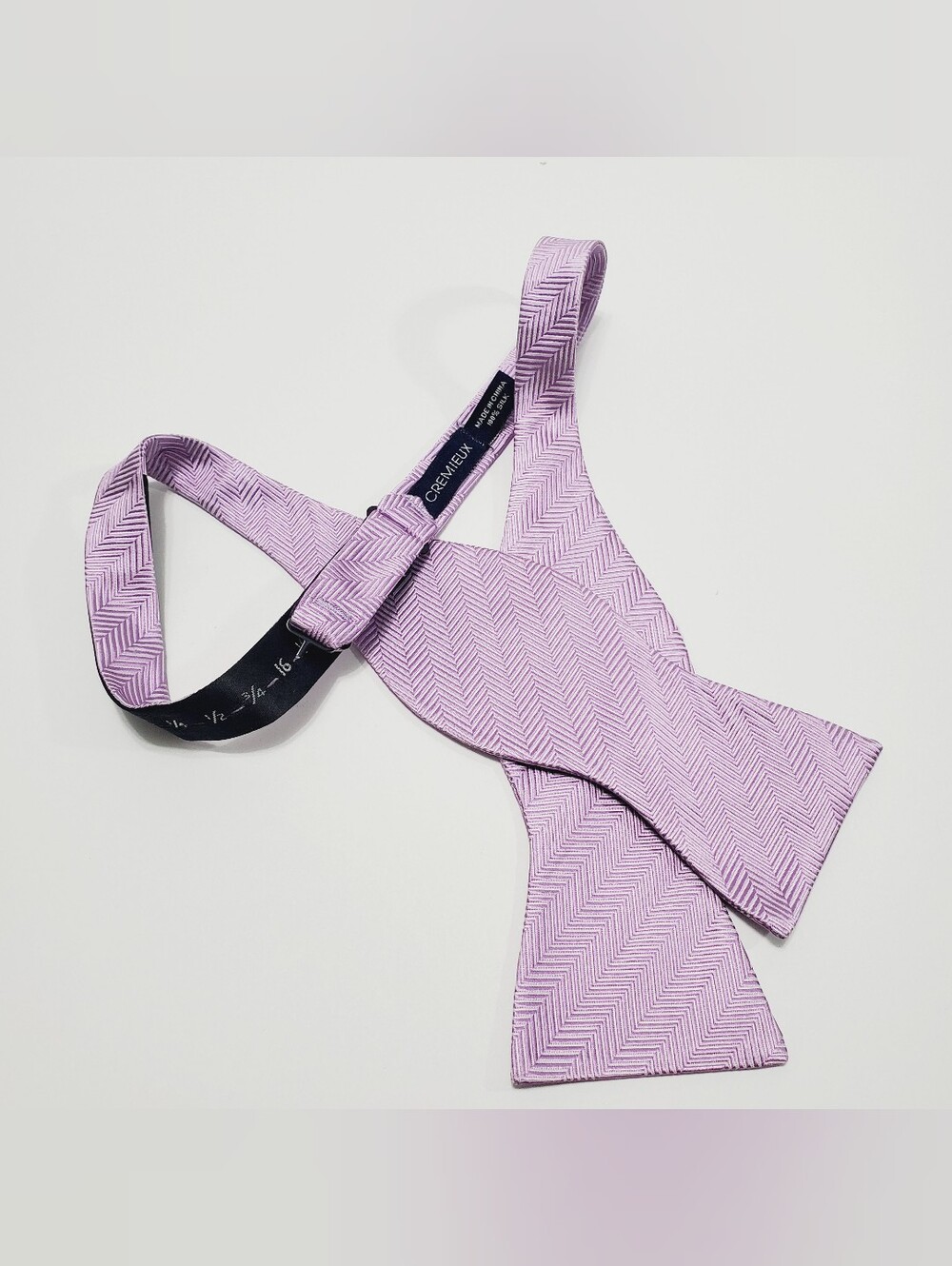 Cremieux Men's Silk Bow Tie Lavender Herringbone Pattern Jacquard Fabric